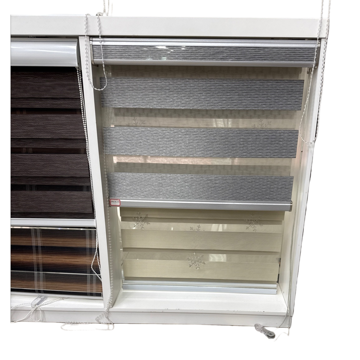 Roller blinds, simple and modern light-blocking blinds for living rooms and bedrooms. 153228285 Item Picture