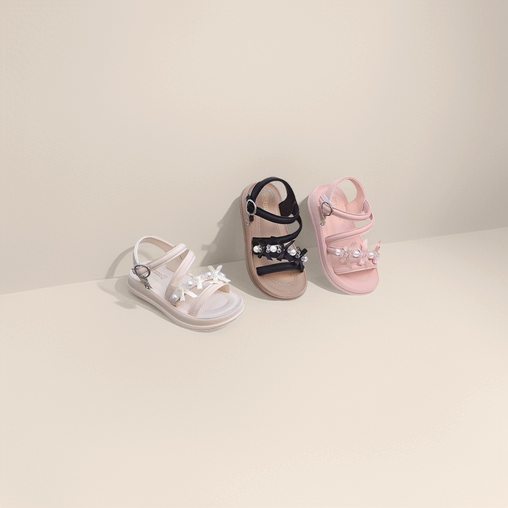 Fashionable girls' sandals