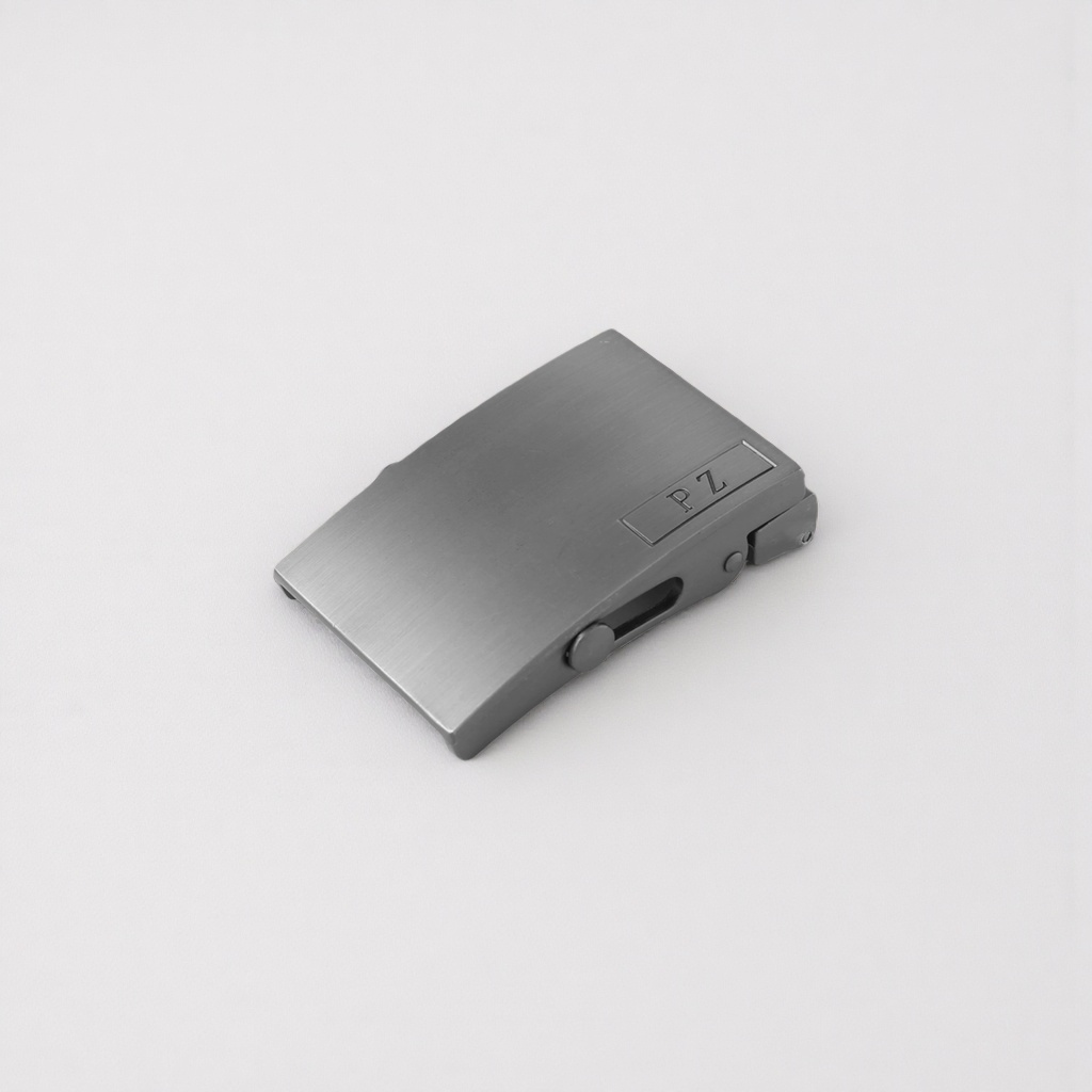 A simple business leather belt for men with a metallic texture belt buckle details Picture
