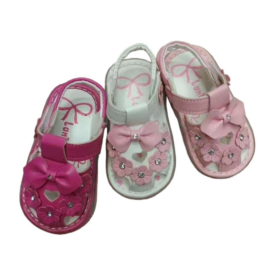 Розовые бантики украшают детские сандалии Item Picture