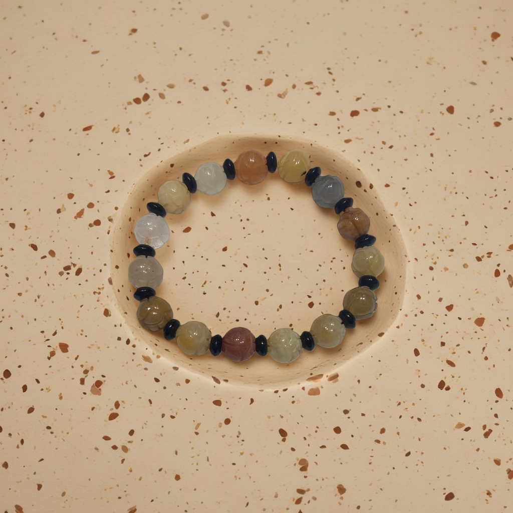 The beaded bracelet is a fashionable and simple women's trendy accessory with a personalized design details Picture