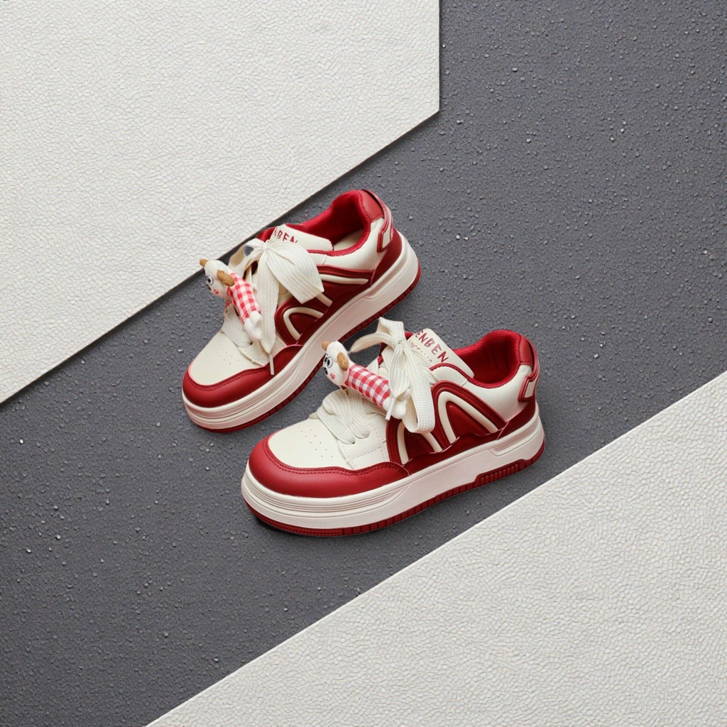 Red and white patchwork sports shoes for men and women are breathable, comfortable, anti-slip and wear-resistant