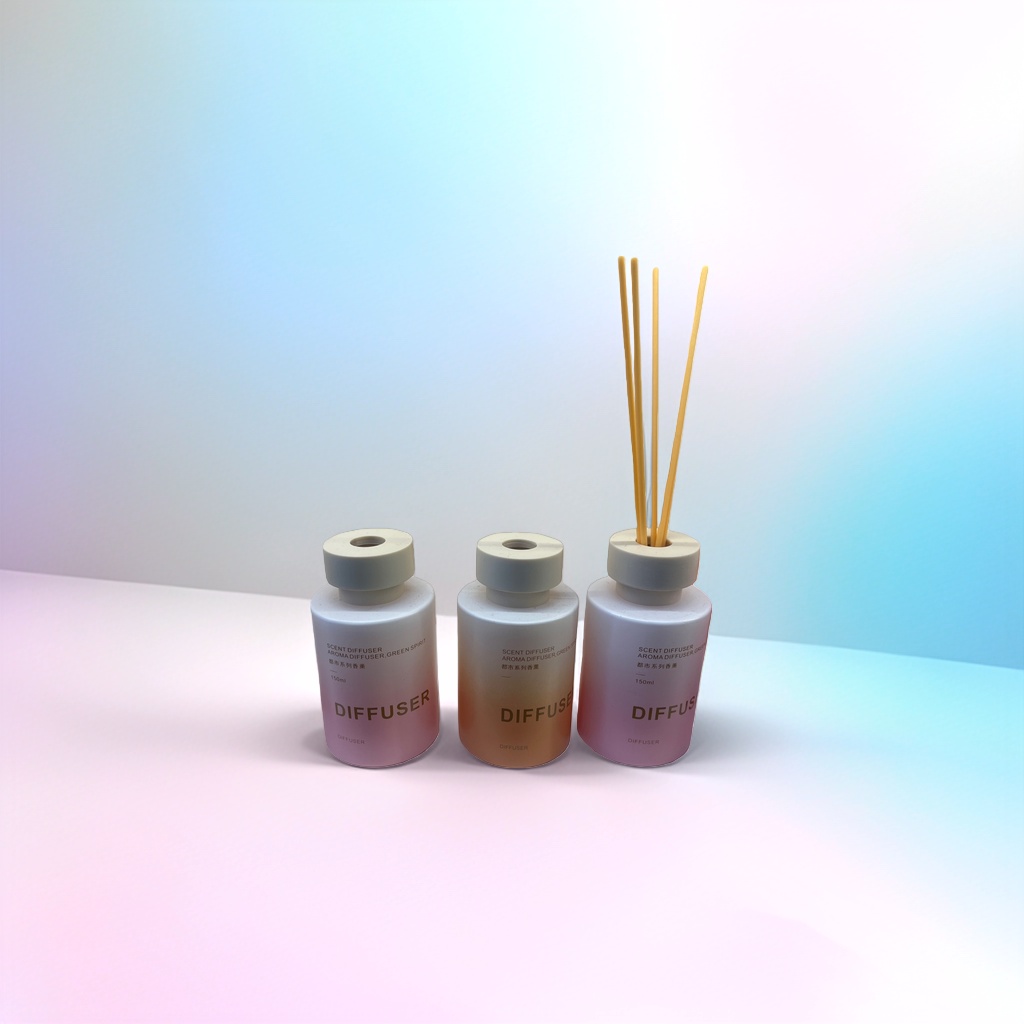 香薰扩散器+三瓶渐变色的香薰扩散器，每瓶标有“DIFFUSER”字样，配以木质扩散棒，背景为包装盒和装饰品。产品图