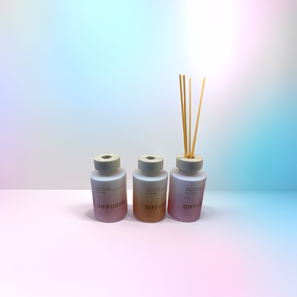 香薰扩散器+三瓶渐变色的香薰扩散器，每瓶标有“DIFFUSER”字样，配以木质扩散棒，背景为包装盒和装饰品。细节图