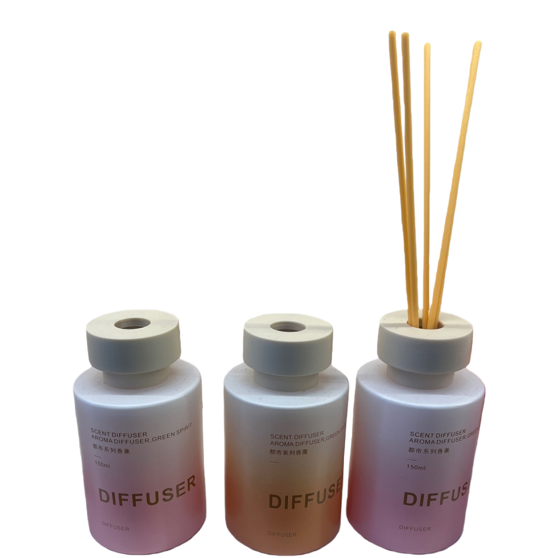 香薰扩散器+三瓶渐变色的香薰扩散器，每瓶标有“DIFFUSER”字样，配以木质扩散棒，背景为包装盒和装饰品。白底实物图