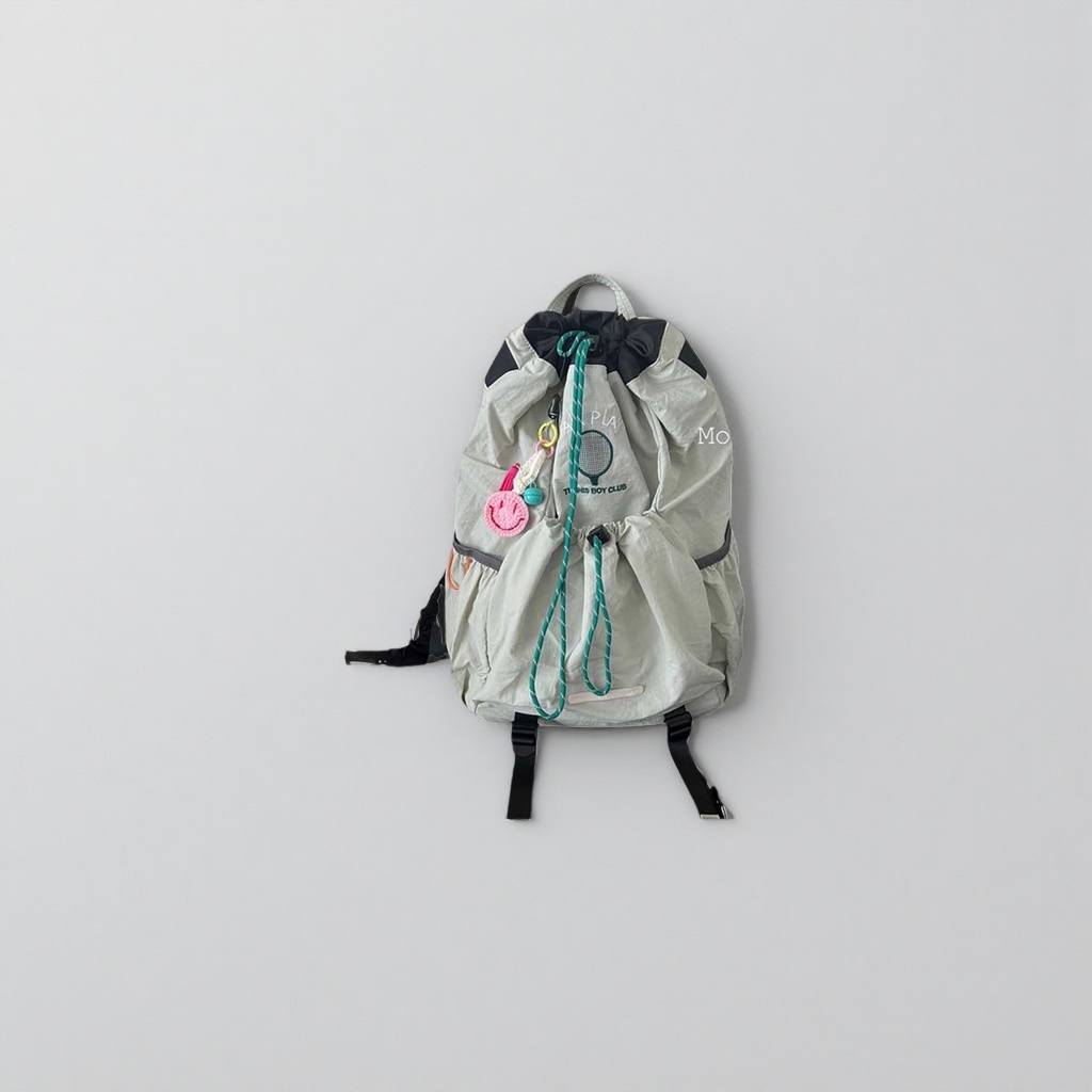 This backpack is a large-capacity student schoolbag for casual commuting, waterproof and wear-resistant, suitable for both boys and girls Application Scenario