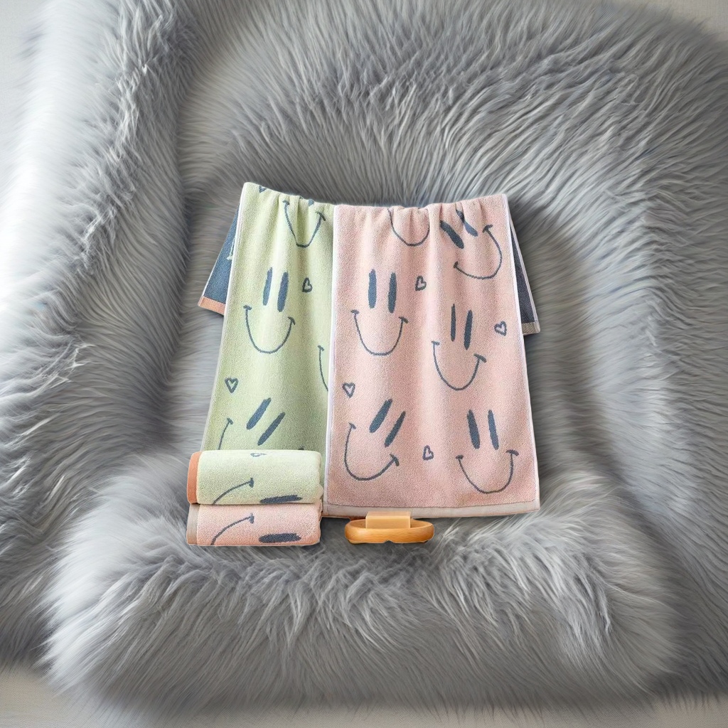 The smiling face pattern towel is soft and absorbent. The household bathroom towel is thickened and breathable details Picture