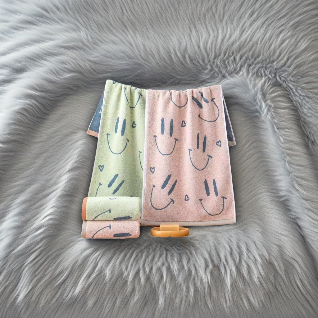 The smiling face pattern towel is soft and absorbent. The household bathroom towel is thickened and breathable full figure