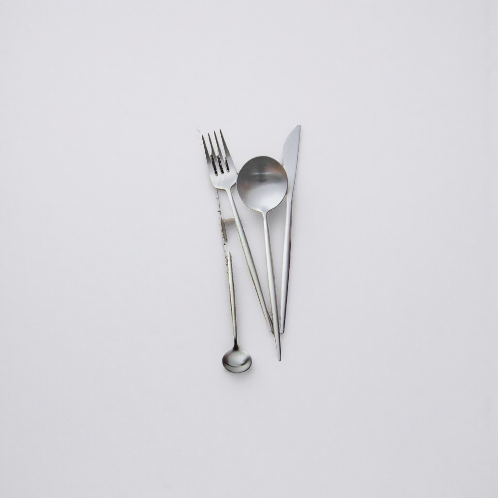 Three-piece stainless steel tableware set for home use, including knife, fork and spoon combination Application Scenario