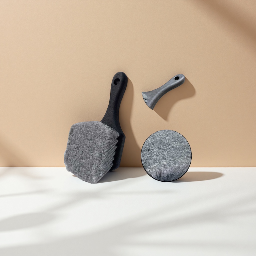 The multi-functional cleaning brush can remove dirt from the crevices in the kitchen and bathroom. It has soft bristles and is durable