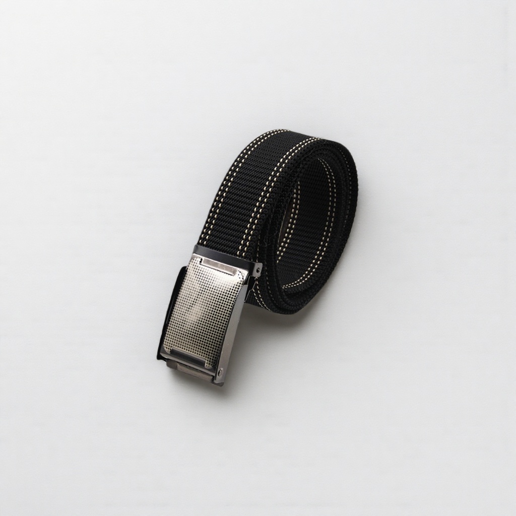 The black fabric belt for men is simple and versatile. The leather buckle is adjustable