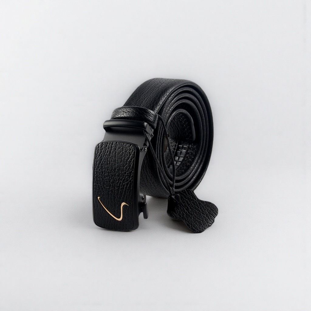 This black leather belt is a simple and versatile genuine leather belt for men
