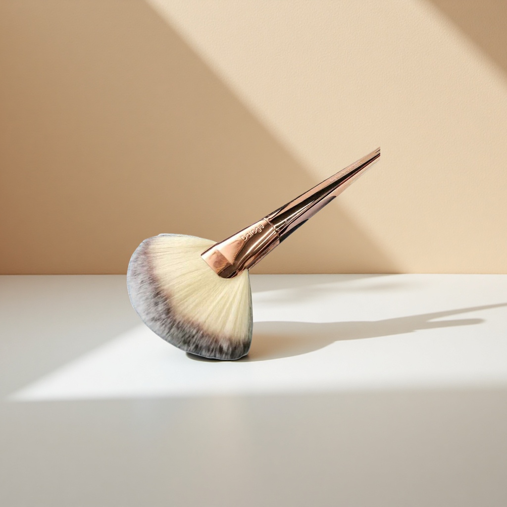 Fan-shaped loose brush makeup brush, professional fluffy setting brush, large blush brush Application Scenario