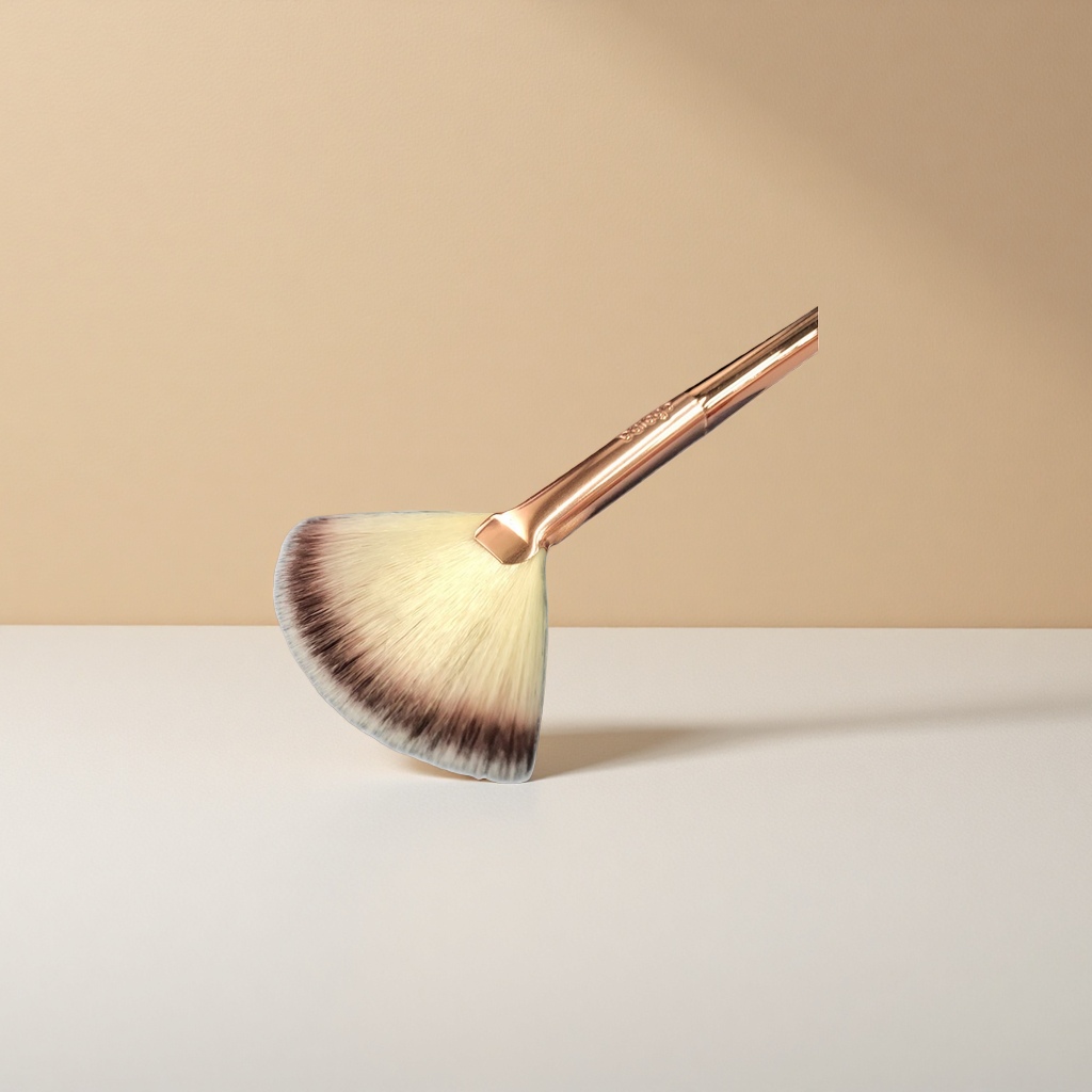 Fan-shaped highlight brush, highlight brush, makeup brush, professional contouring and brightening brush details Picture