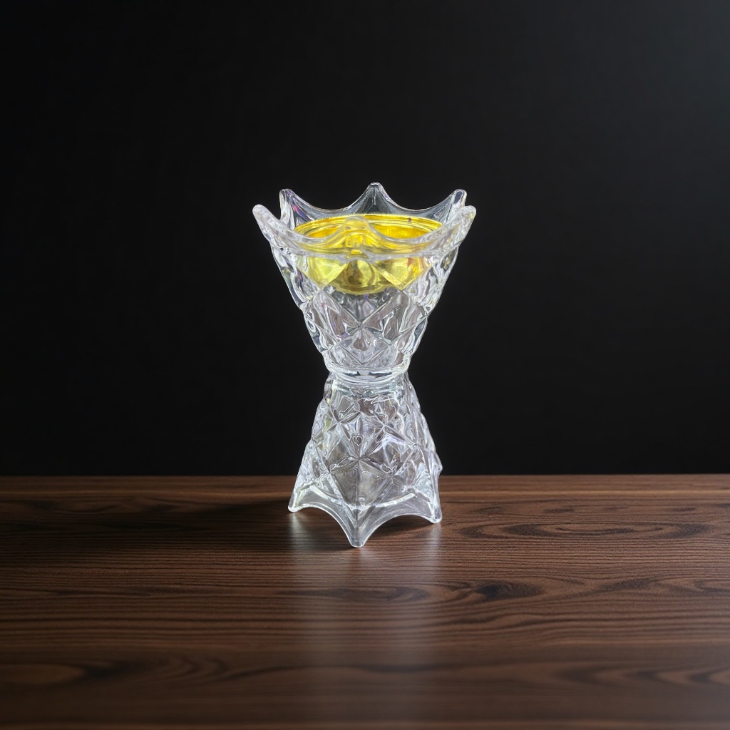 Transparent glass candlestick is a simple and modern home decoration item with a tall candle stand Application Scenario