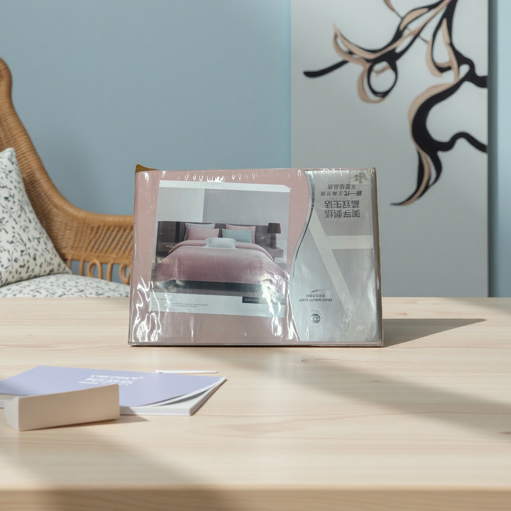 Bedding set: Pure cotton four-piece set with duvet cover, pillowcase and bed sheet. Skin-friendly, breathable and simple style details Picture