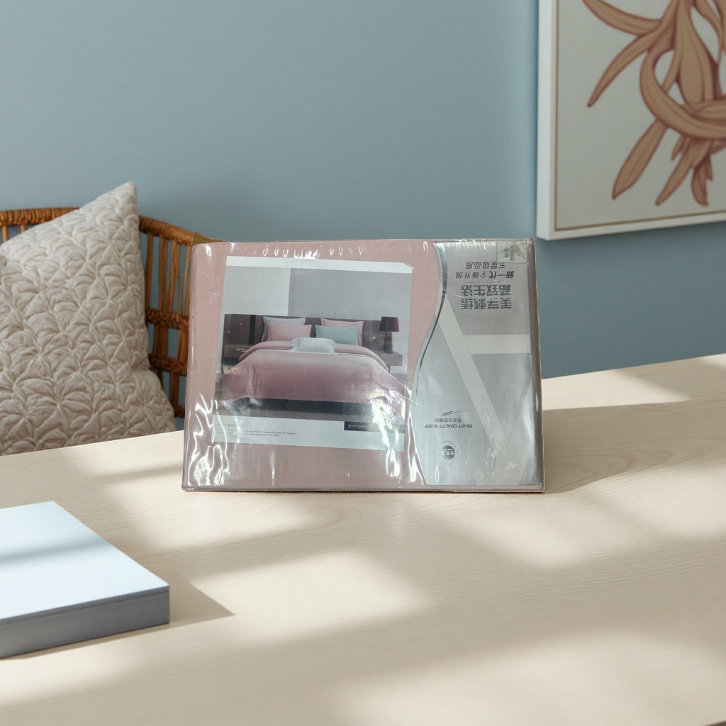 Bedding set: Pure cotton four-piece set with duvet cover, pillowcase and bed sheet. Skin-friendly, breathable and simple style