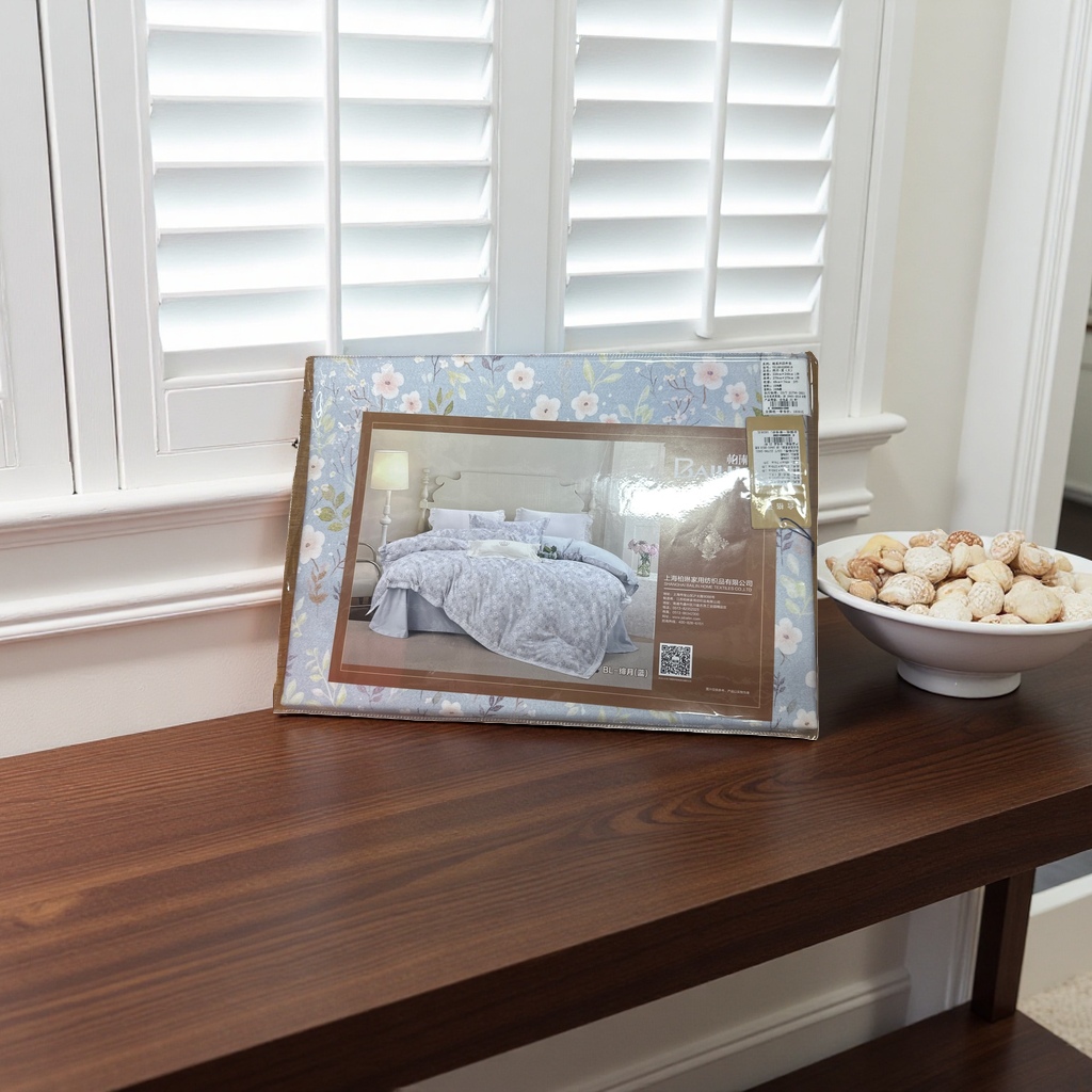 The bedding set comes with a beautiful packaging box and a four-piece set. It is made of pure cotton and features a simple and skin-friendly style Application Scenario