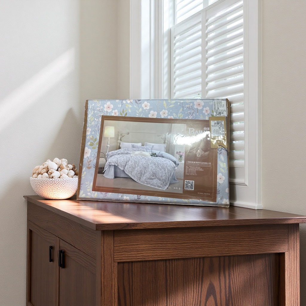 The bedding set comes with a beautiful packaging box and a four-piece set. It is made of pure cotton and features a simple and skin-friendly style