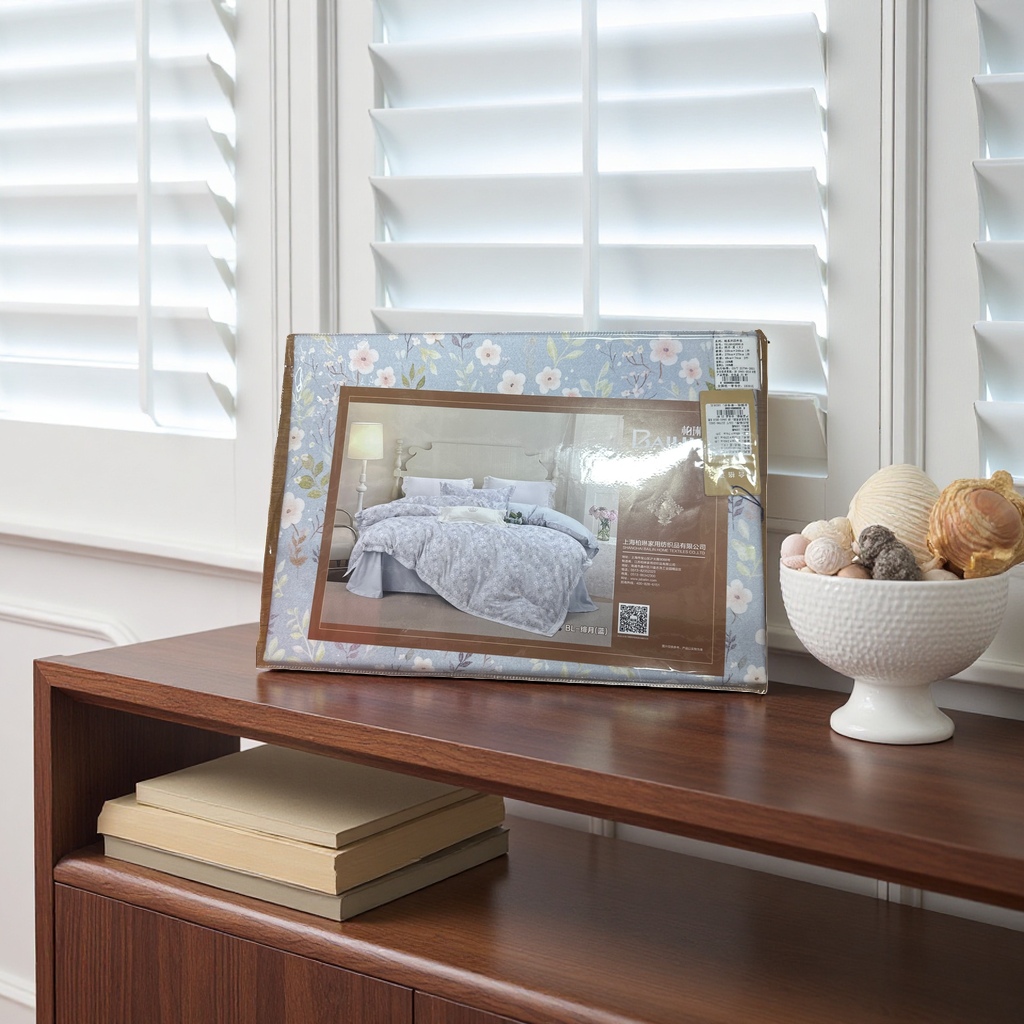 The bedding set comes with a beautiful packaging box and a four-piece set. It is made of pure cotton and features a simple and skin-friendly style details Picture