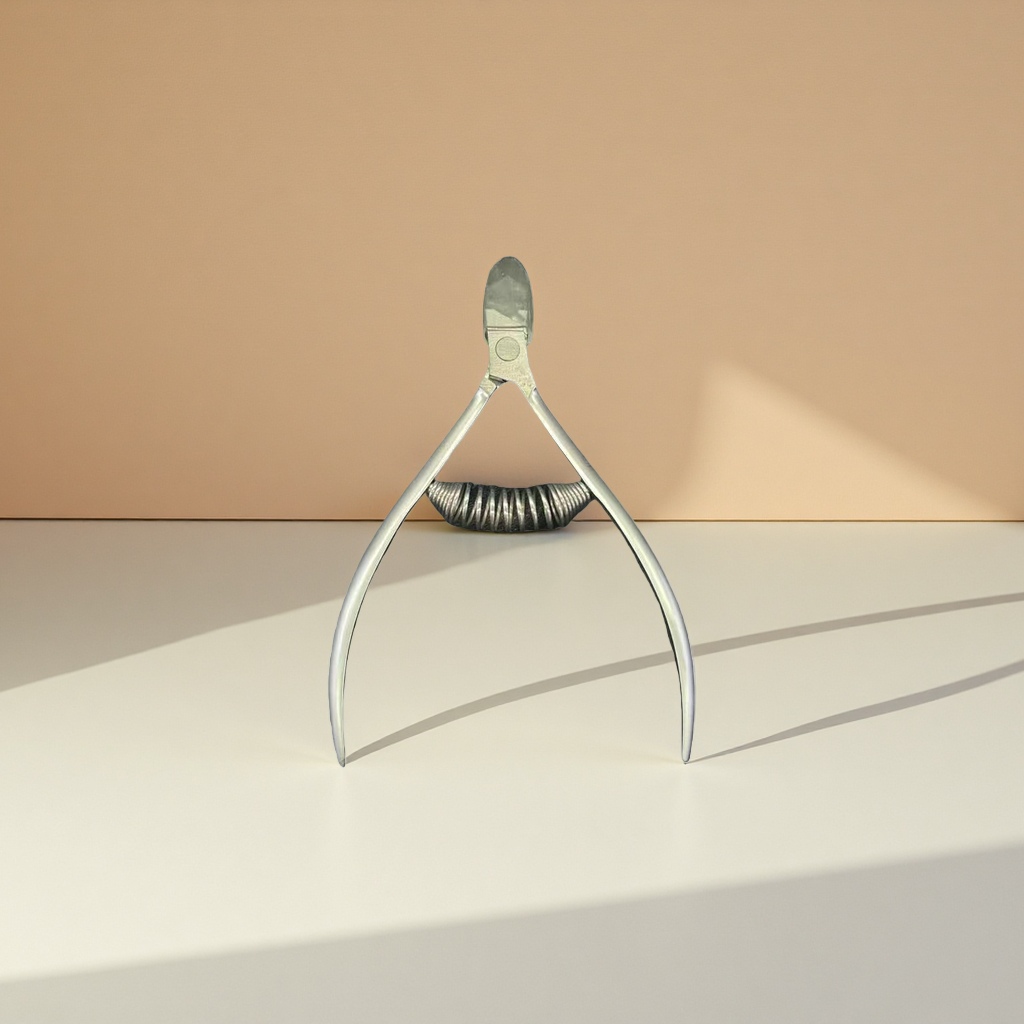 Metal nail clippers, nail trimming tools, made of stainless steel, portable and easy to carry around Specification image