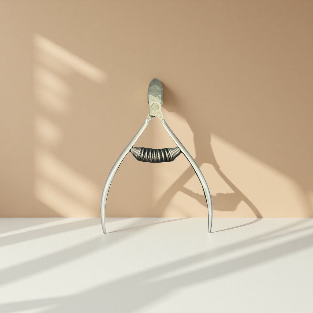 Metal nail clippers, nail trimming tools, made of stainless steel, portable and easy to carry around