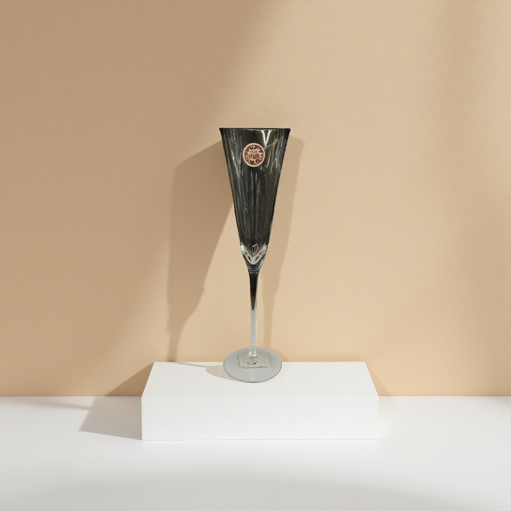 Transparent glass champagne glass, tall wine glass, elegant banquet glass details Picture