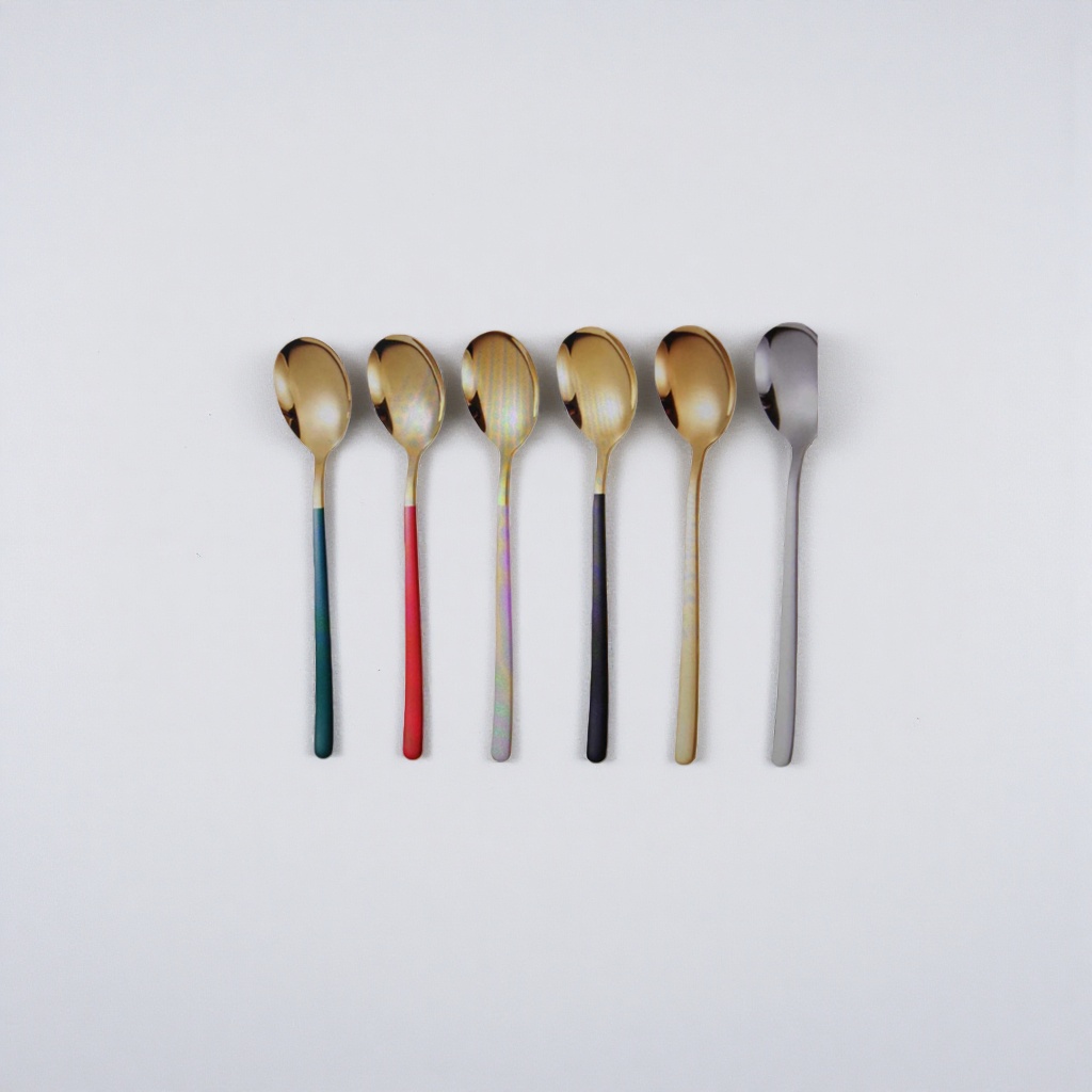 Golden colored handle spoon, stainless steel kitchenware, household dessert spoon Application Scenario