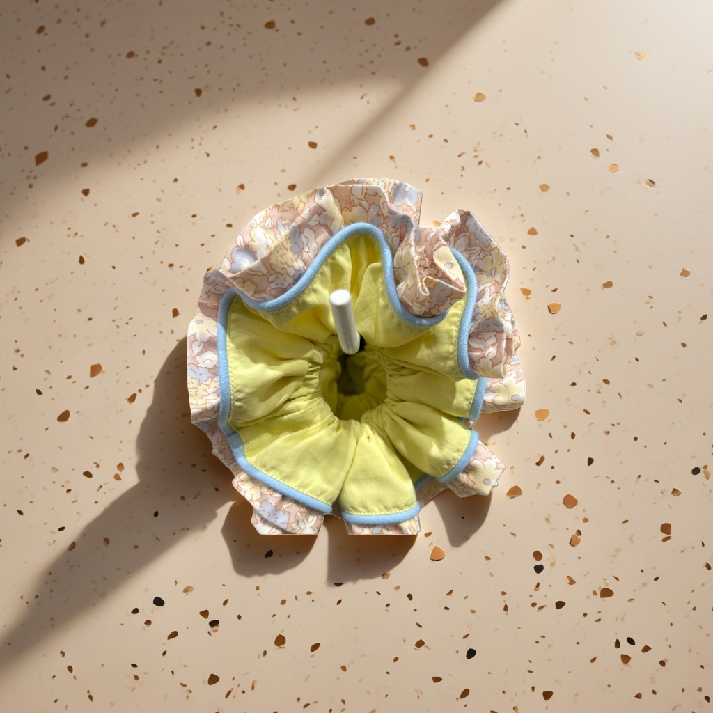 The flower-patterned fabric hair band is soft, skin-friendly and has good elasticity, suitable for daily hair tying