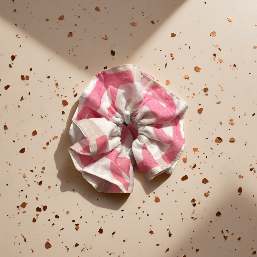 The pink striped fabric hair tie is soft, elastic and does not damage hair. It is a fashionable hair accessory with a high level of appearance