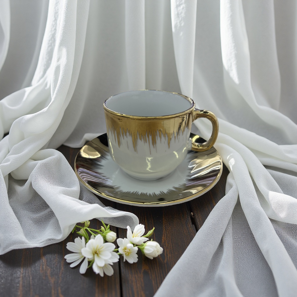 白色带金色边框的茶杯和茶托细节图