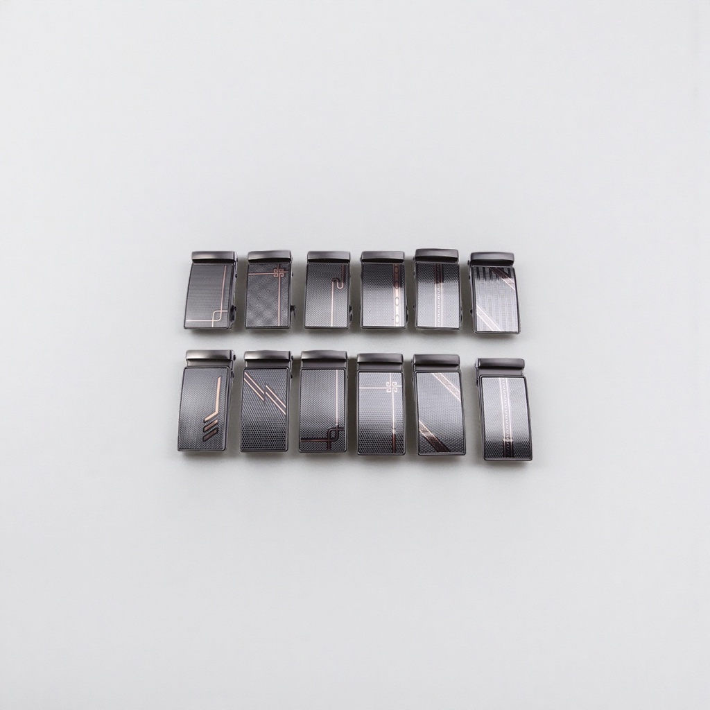 The black metal belt buckle is a fashionable, simple and versatile men's belt accessory