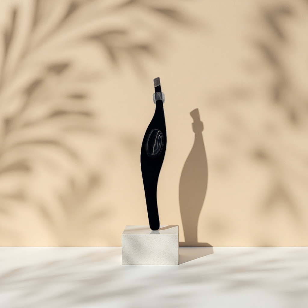 The black eyelash curler is portable, anti-slip, curling and long-lasting in shape Application Scenario