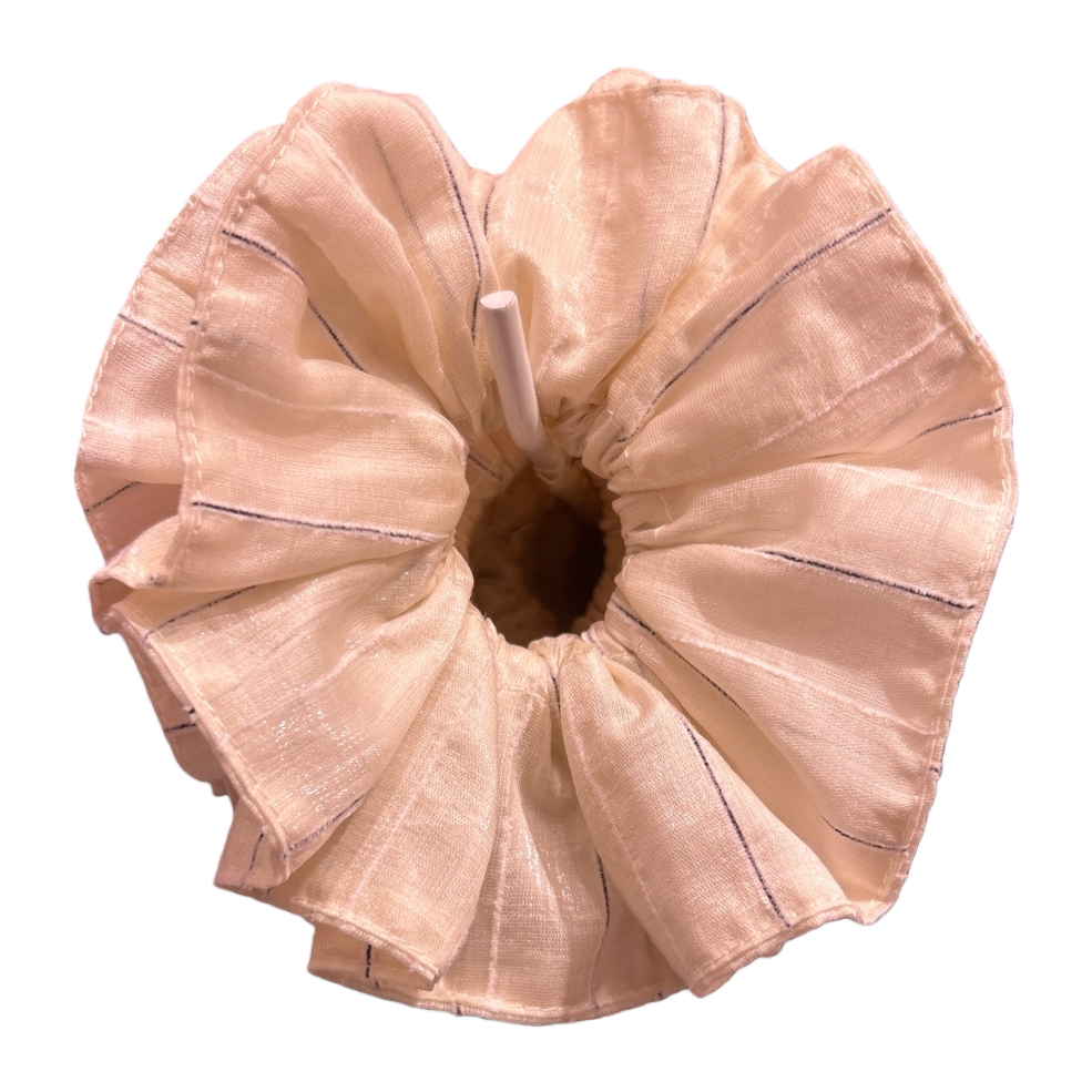 The light-colored striped fabric hair band is soft, skin-friendly, highly elastic and does not tighten the hair. It is cute, simple and versatile for daily use Item Picture