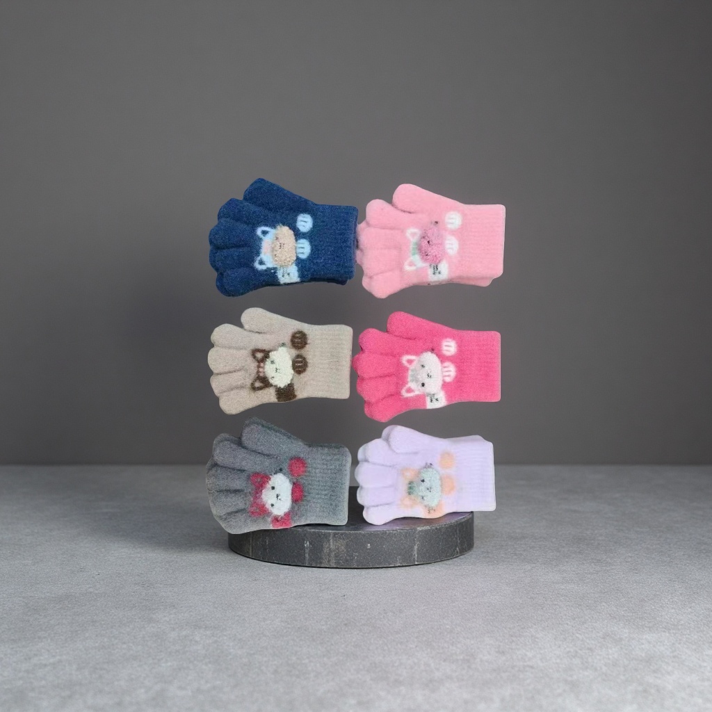 Cute cartoon pattern children's woolen gloves, warm and anti-slip knitted warm gloves Application Scenario