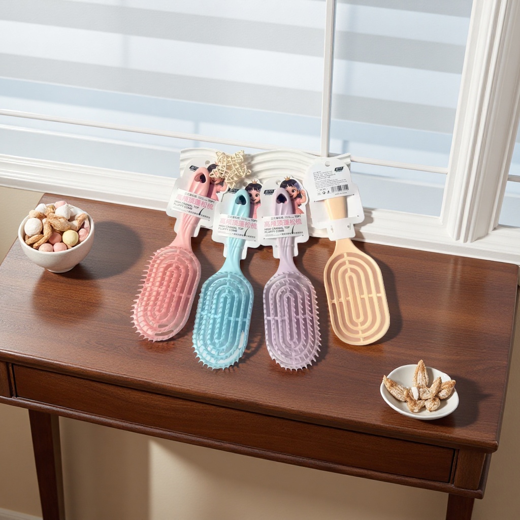 The high top of the head with a fluffy comb ensures smooth hair without causing damage. The wide-toothed massage comb features a grand and simple design Specification image
