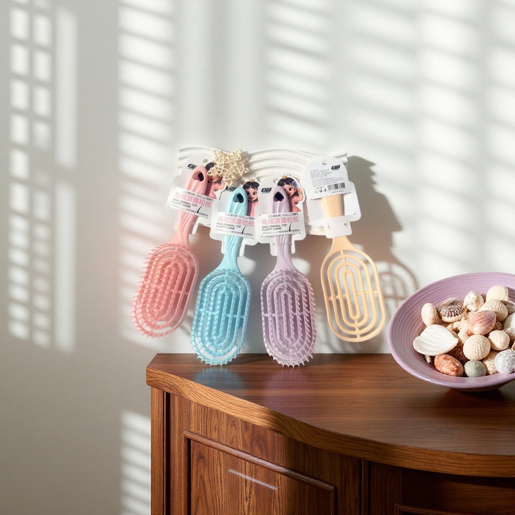 The high top of the head with a fluffy comb ensures smooth hair without causing damage. The wide-toothed massage comb features a grand and simple design details Picture