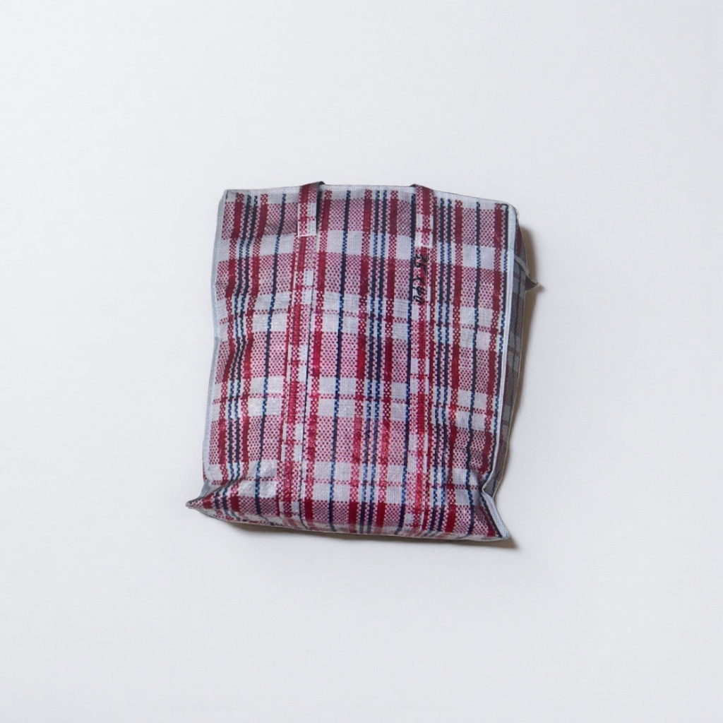 A large-capacity hand-held shopping bag with a checkered pattern made of cotton and linen fabric, and a foldable eco-friendly storage bag