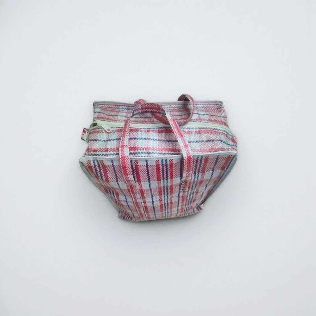 This checkered pattern handbag is a fashionable and versatile single-shoulder bag for women Application Scenario