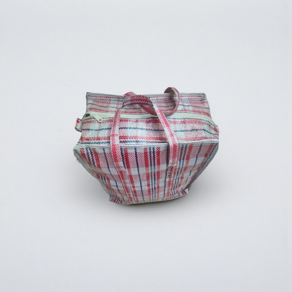 This checkered pattern handbag is a fashionable and versatile single-shoulder bag for women details Picture