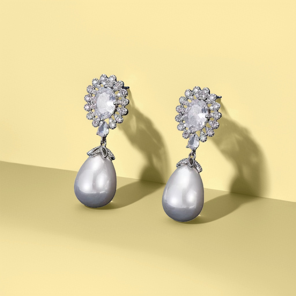 Pearl earrings, women's fashionable and light luxury earrings, 18K gold-plated earrings Application Scenario