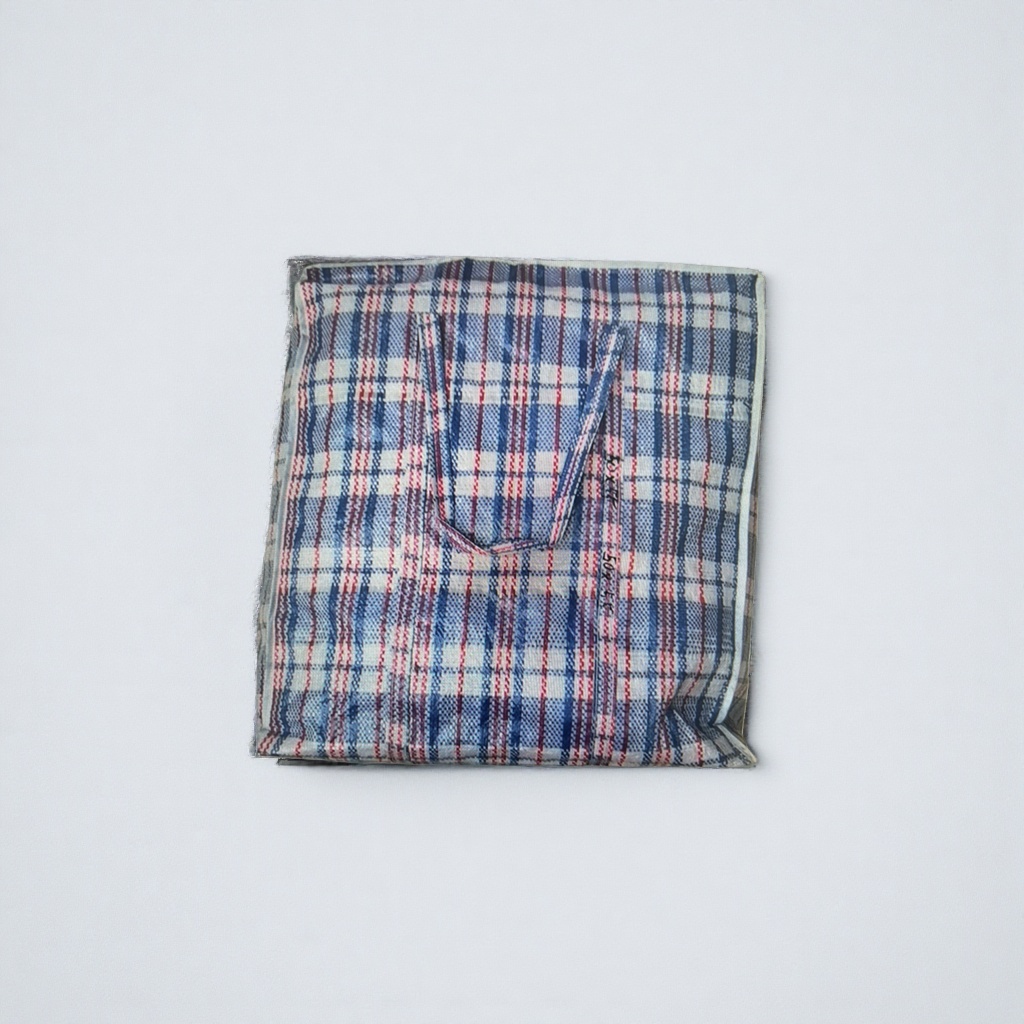 The checkered pattern handbag is a fashionable, simple and eco-friendly shopping bag. It is foldable, portable and has a large capacity Application Scenario