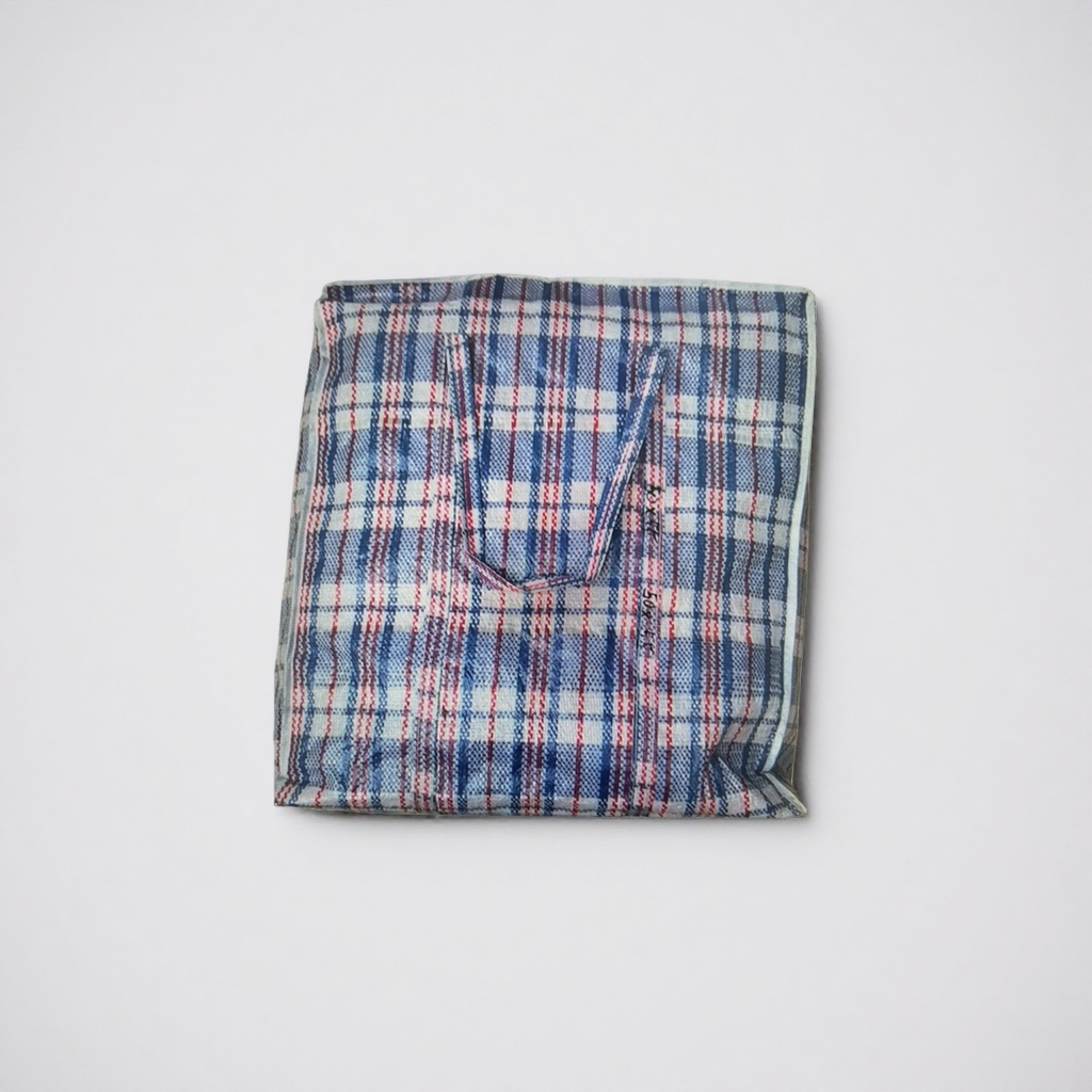 The checkered pattern handbag is a fashionable, simple and eco-friendly shopping bag. It is foldable, portable and has a large capacity details Picture
