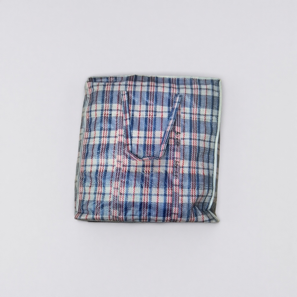 The checkered pattern handbag is a fashionable, simple and eco-friendly shopping bag. It is foldable, portable and has a large capacity Specification image