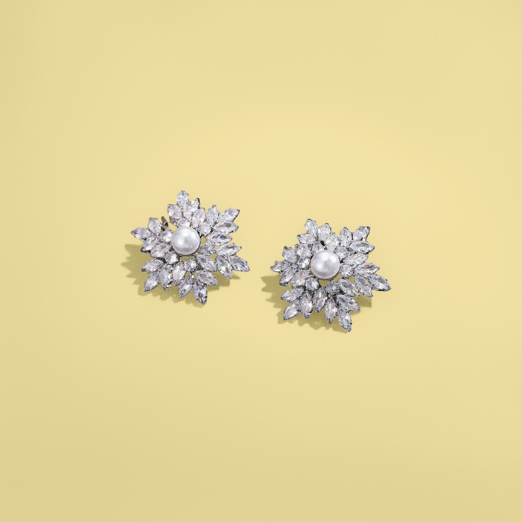 Jewelry earrings with a fashionable and light luxury design feel are versatile for women's daily wear