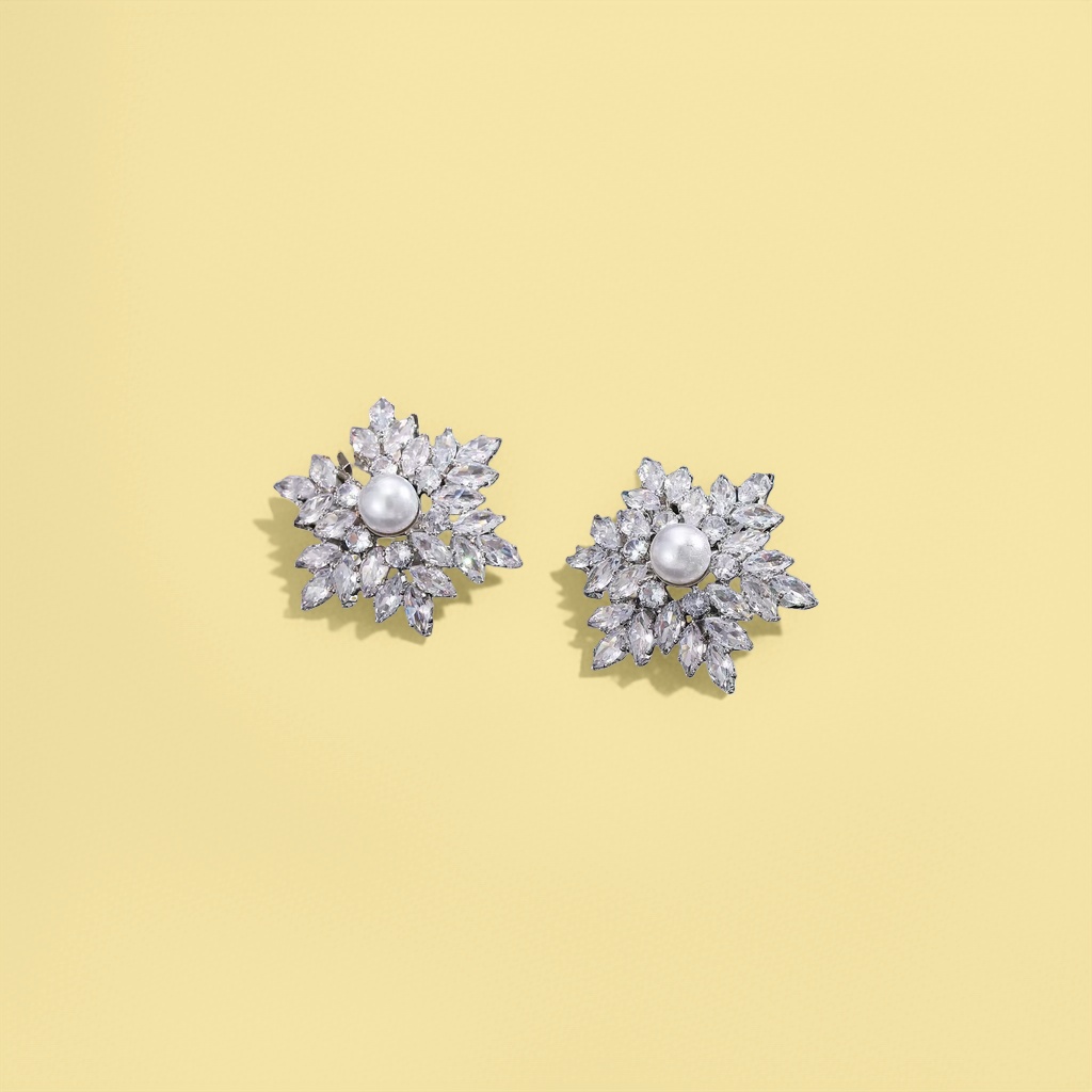 Jewelry earrings with a fashionable and light luxury design feel are versatile for women's daily wear details Picture