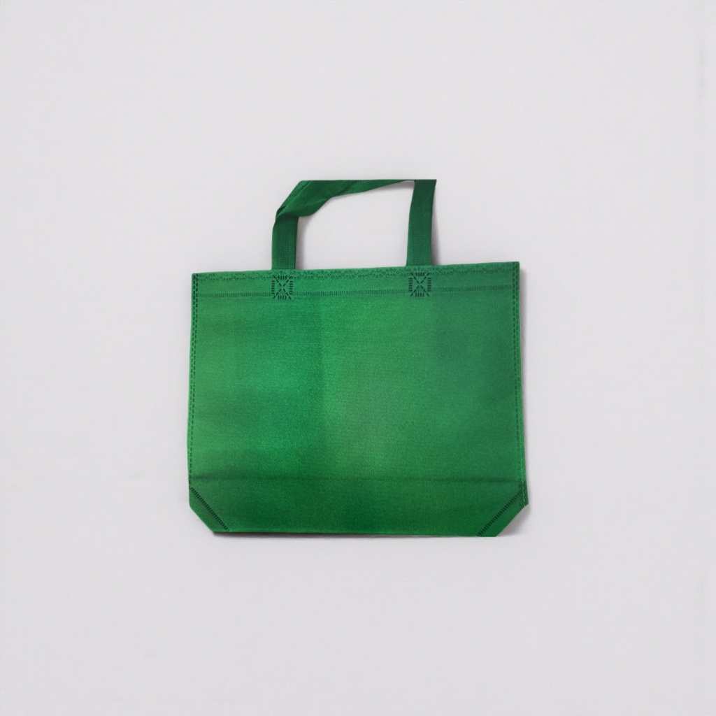 The green non-woven fabric bag is an eco-friendly hand-held shopping bag that can be reused and is simple and elegant Application Scenario