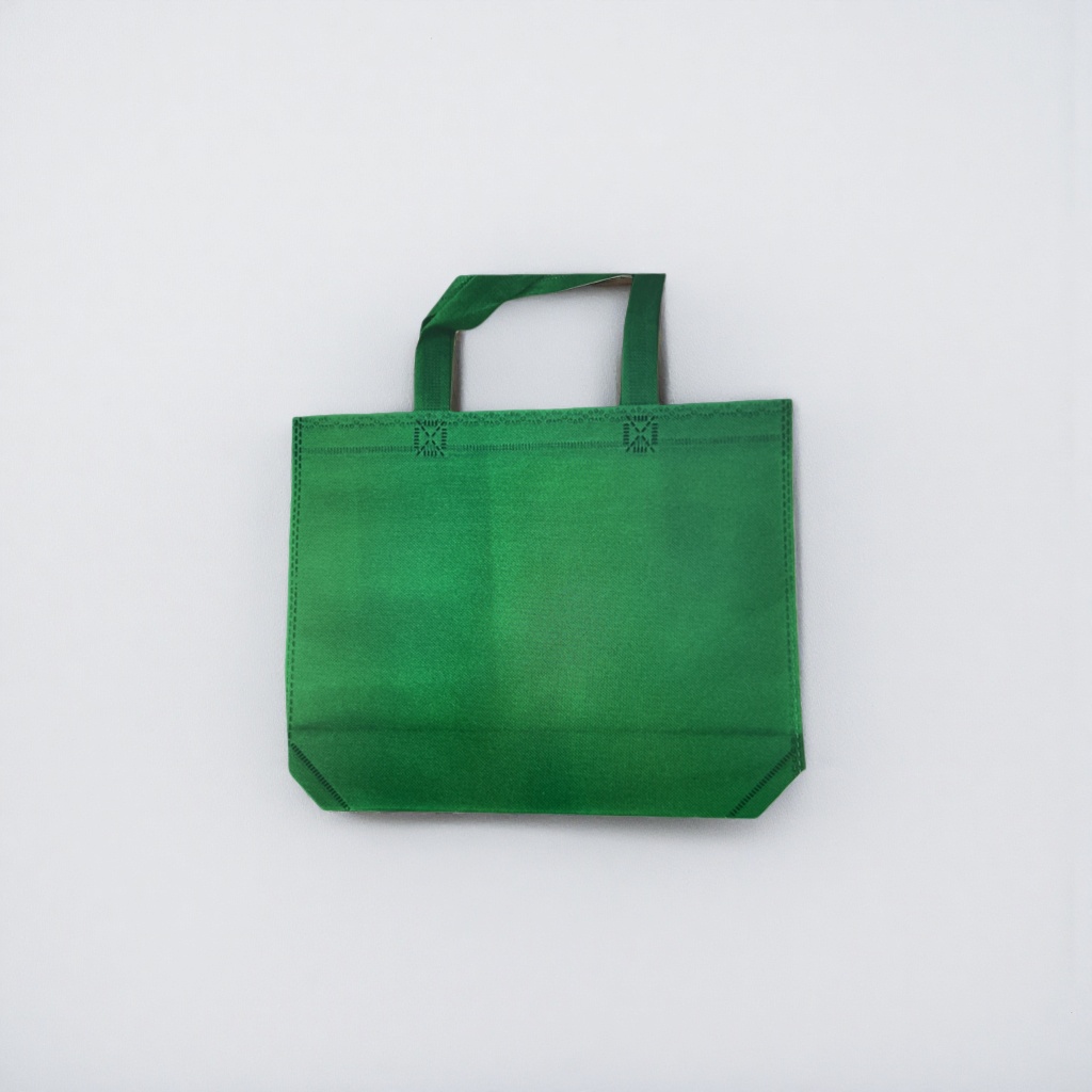 The green non-woven fabric bag is an eco-friendly hand-held shopping bag that can be reused and is simple and elegant details Picture