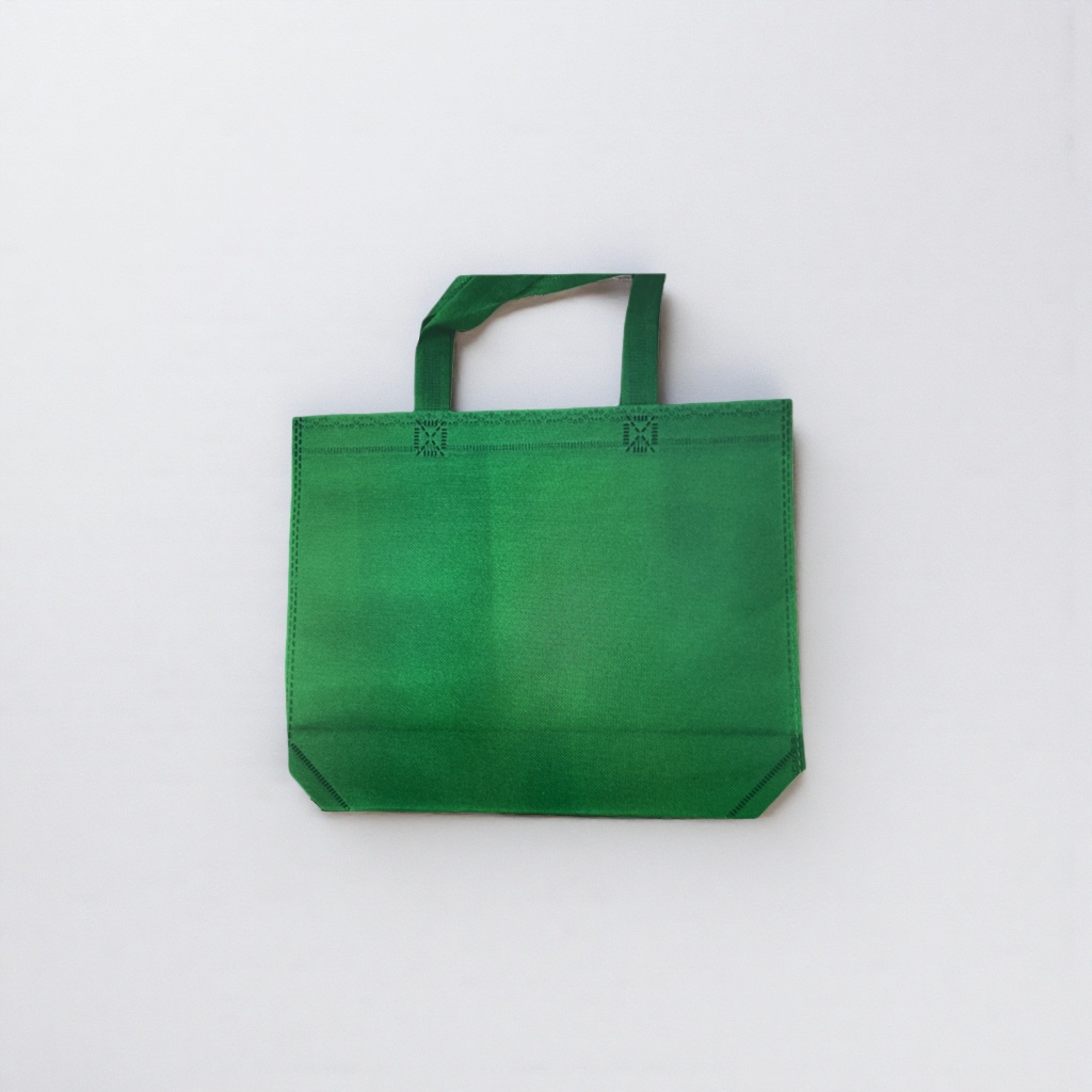 The green non-woven fabric bag is an eco-friendly hand-held shopping bag that can be reused and is simple and elegant