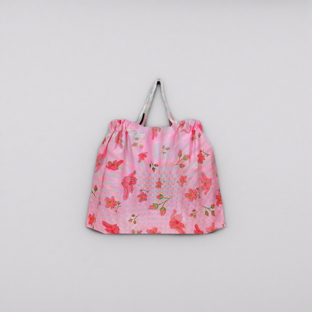 Pink floral pattern handbag, a fashionable, simple and eco-friendly shopping bag Application Scenario